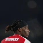 tendangan madueke melambung jauh