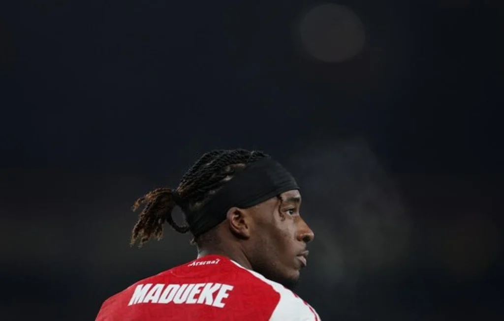 tendangan madueke melambung jauh